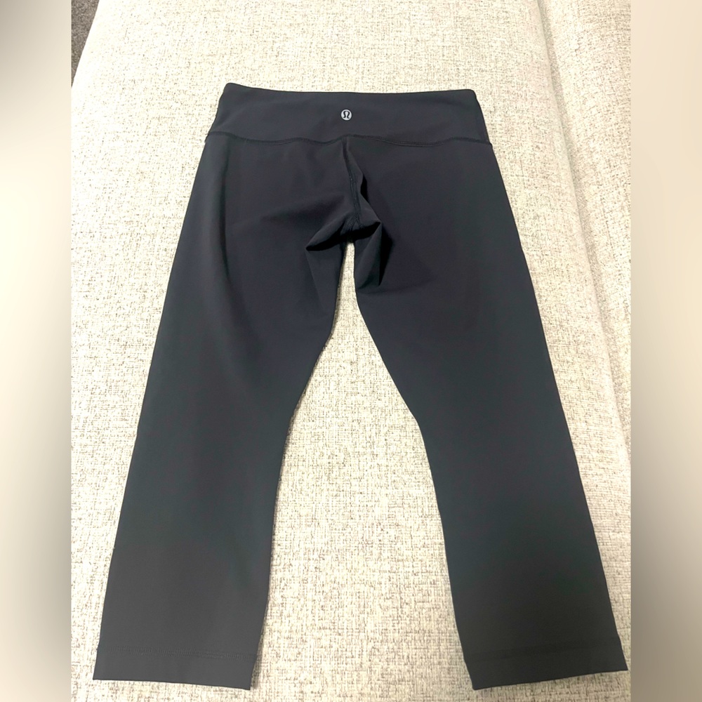 Lululemon black capris leggings